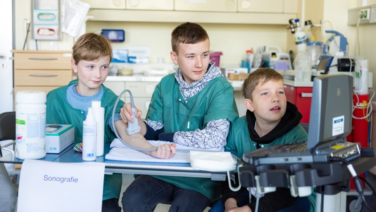 den-klinikalltag-hautnah-erleben-110-kinder-und-jugendliche-lernten