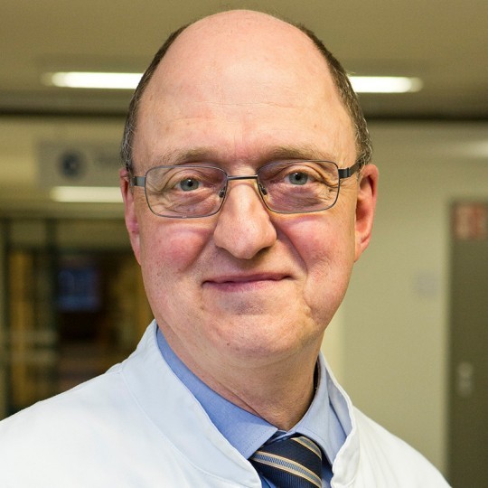 Chefarzt Strahlentherapie & Radioonkologie, Sprecher des Cancer Center Prof. Dr. Wolfgang Hoffmann